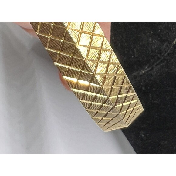 Vintage Monet Gold Tone Bangle Bracelet Etched Crosshatch 7.5 Inches Fashion - Picture 4 of 6